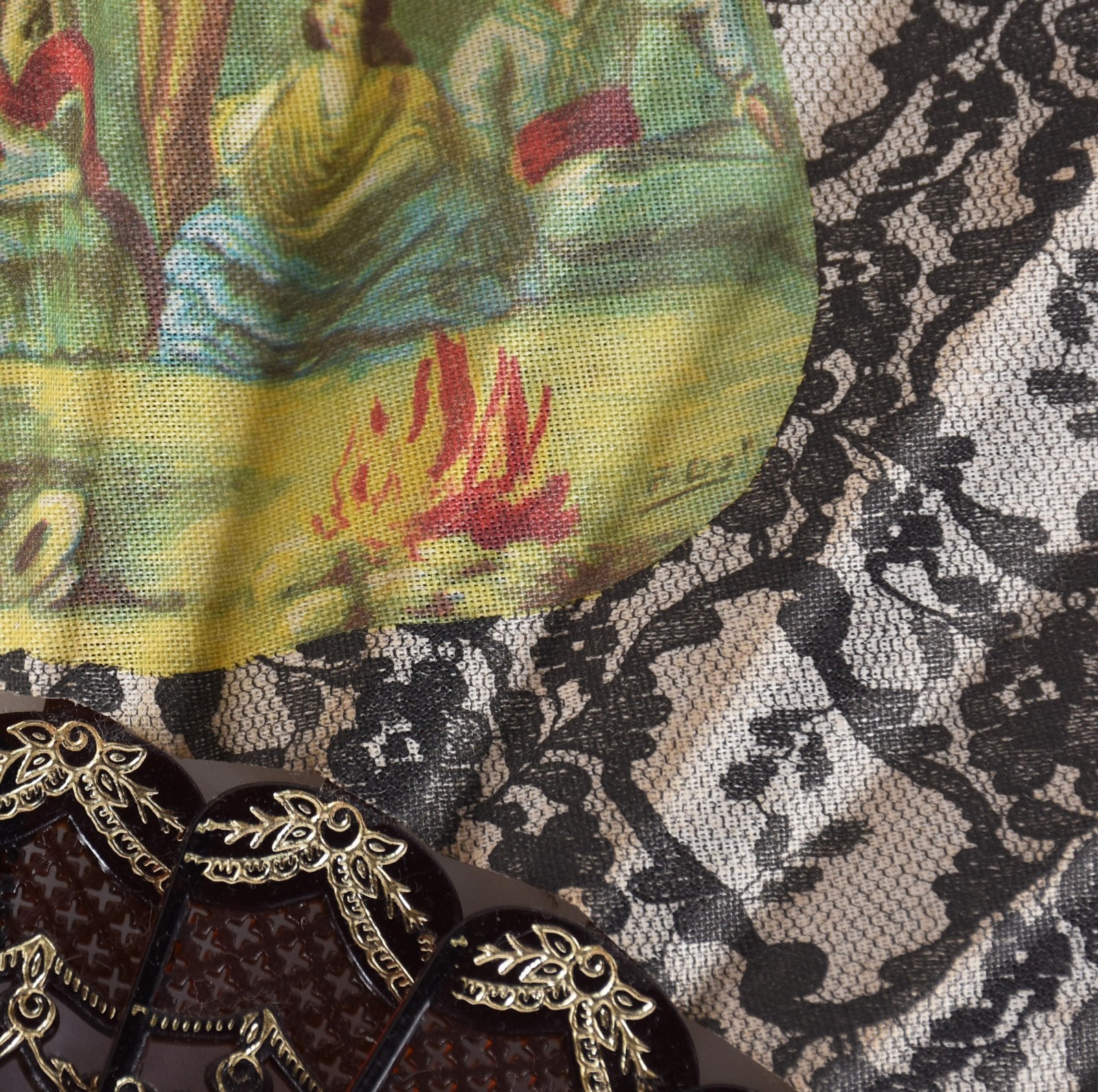 Duas peças, sendo: leque e quadro oriental com aplicações em osso. - foto 2 de 3