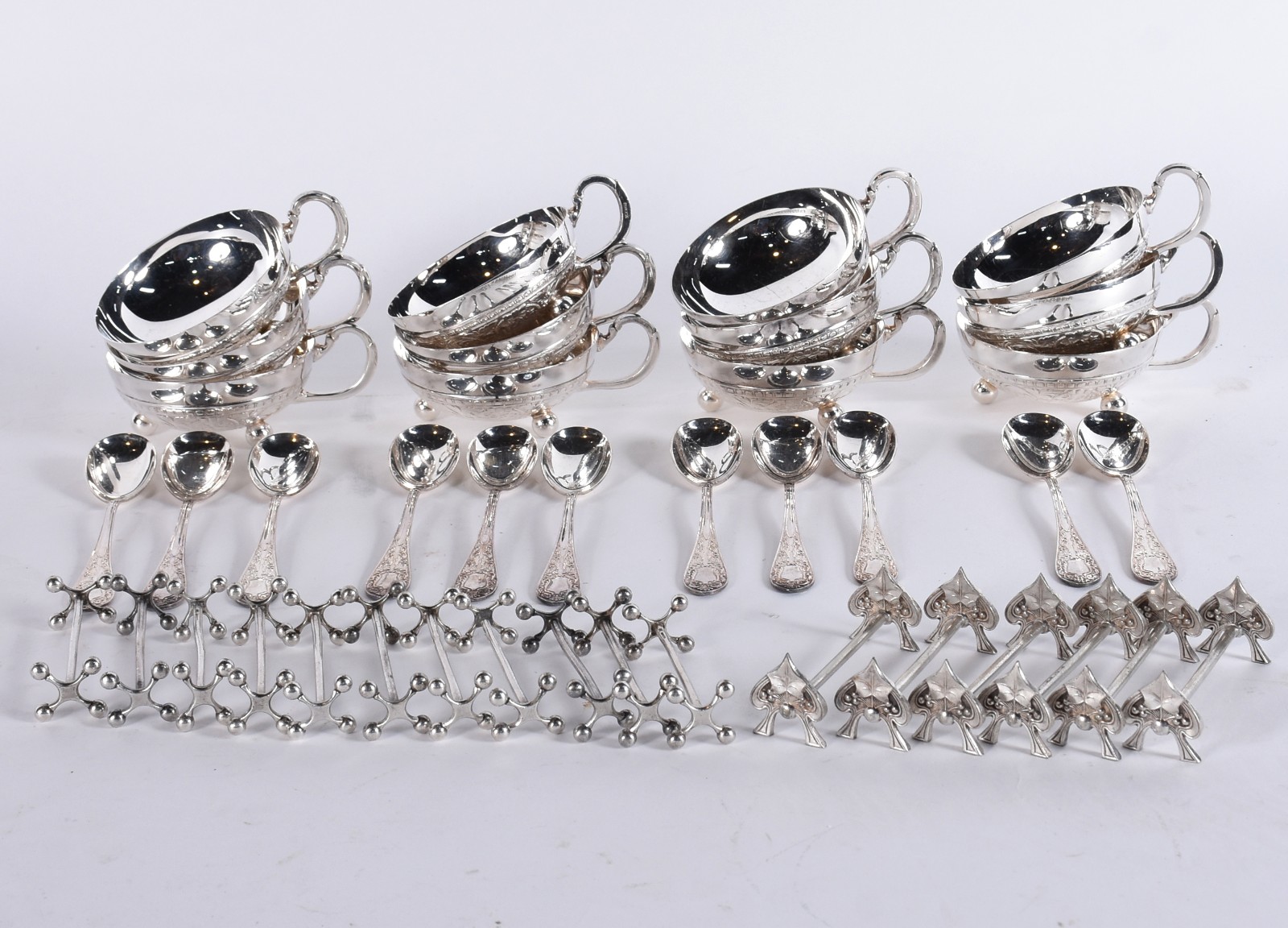 Diversas peças de metal prateado, sendo: 12 taças de sorvete com 11... - foto 2 de 9