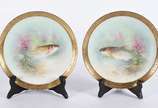 Limoges (1771),  - Par de pratos de porcelana francesa Frank Haviland, pintados a mão com motivos de peixes,  assinados J. Barin, borda com grega dourada.