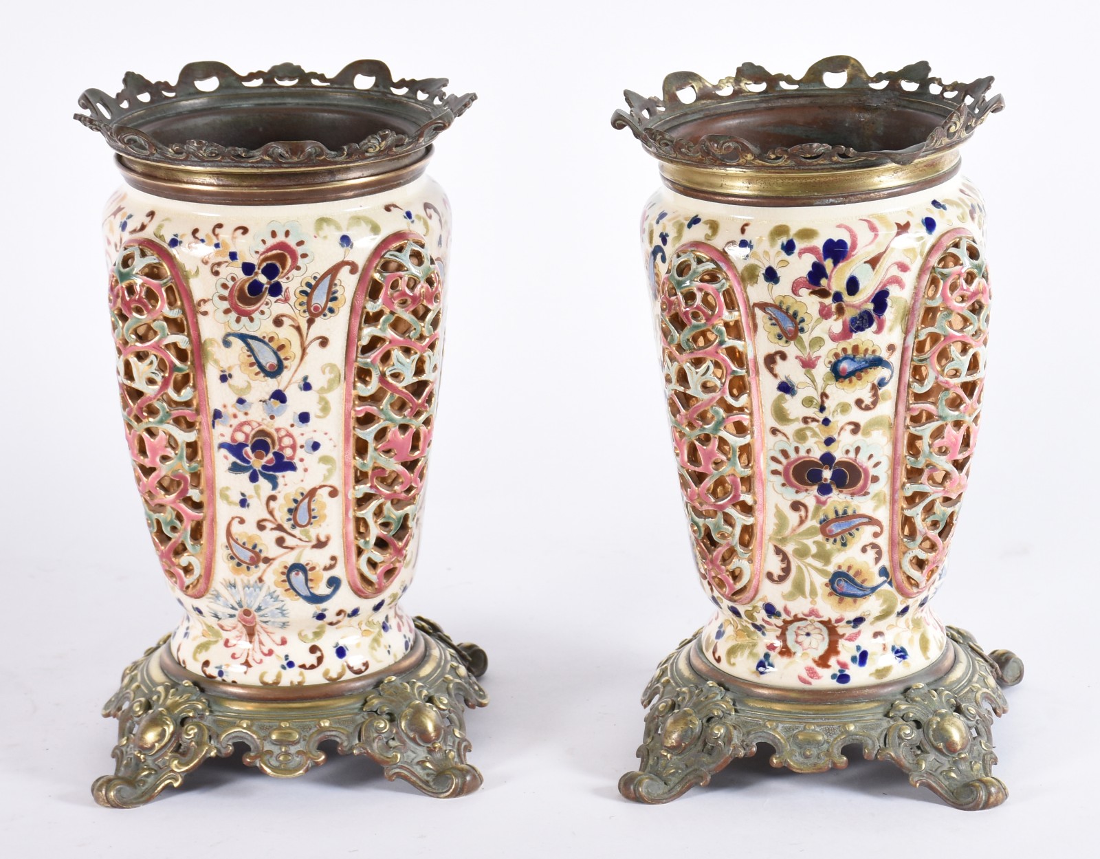 Par de vasos de faiança ao gosto mourisco, flores volutas e elementos... - foto 1 de 5
