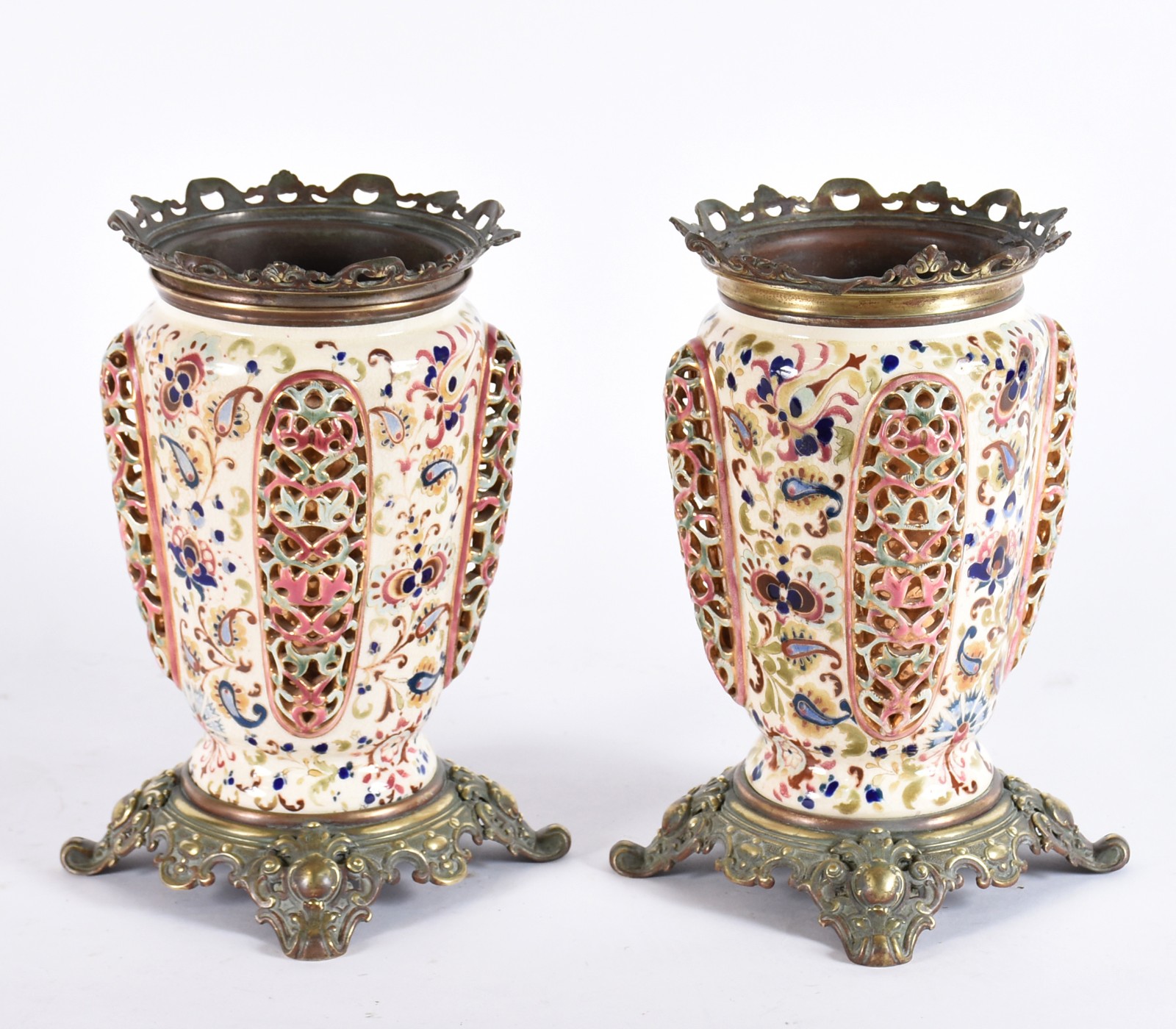 Par de vasos de faiança ao gosto mourisco, flores volutas e elementos... - foto 2 de 5
