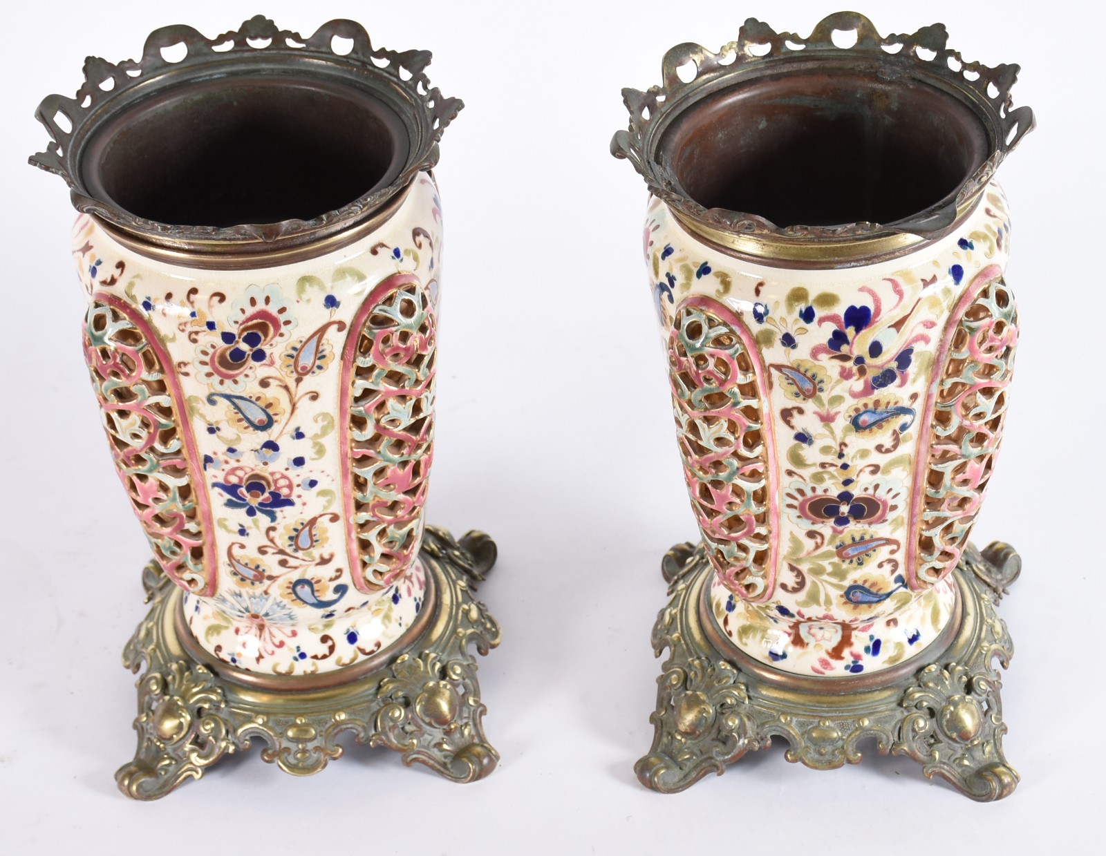 Par de vasos de faiança ao gosto mourisco, flores volutas e elementos... - foto 3 de 5