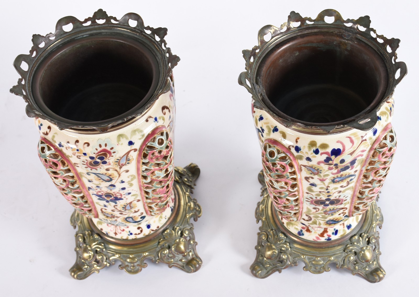 Par de vasos de faiança ao gosto mourisco, flores volutas e elementos... - foto 4 de 5