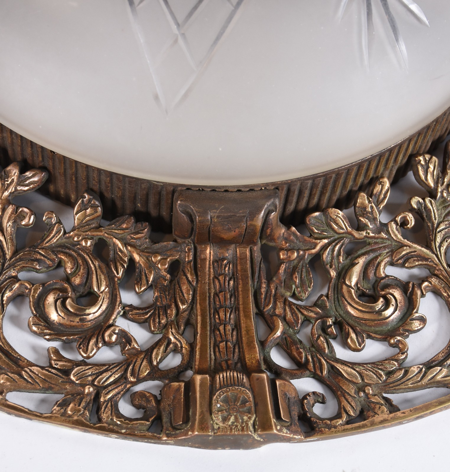 Par de plafoniers de metal dourado, cúpula de vidro fosco. - foto 4 de 7