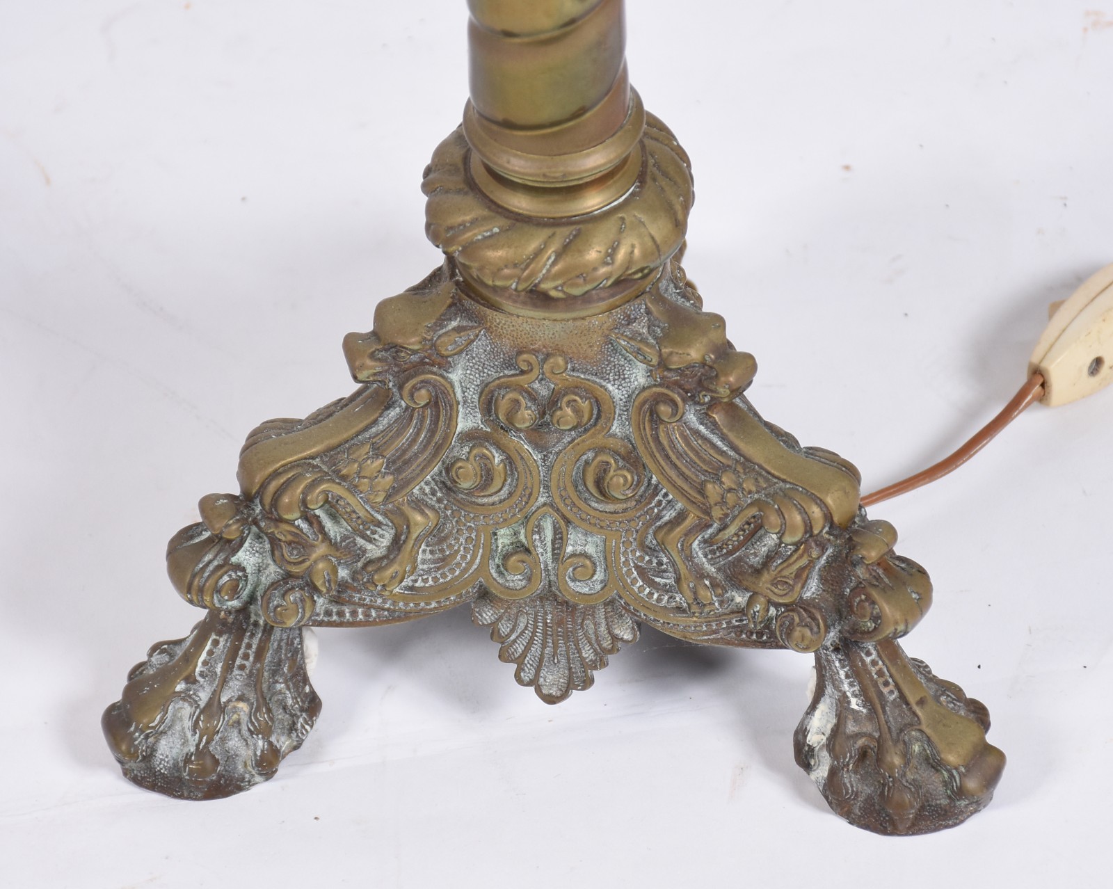 Abatjour de metal com coluna trabalhada e pés na forma de garra... - foto 3 de 5