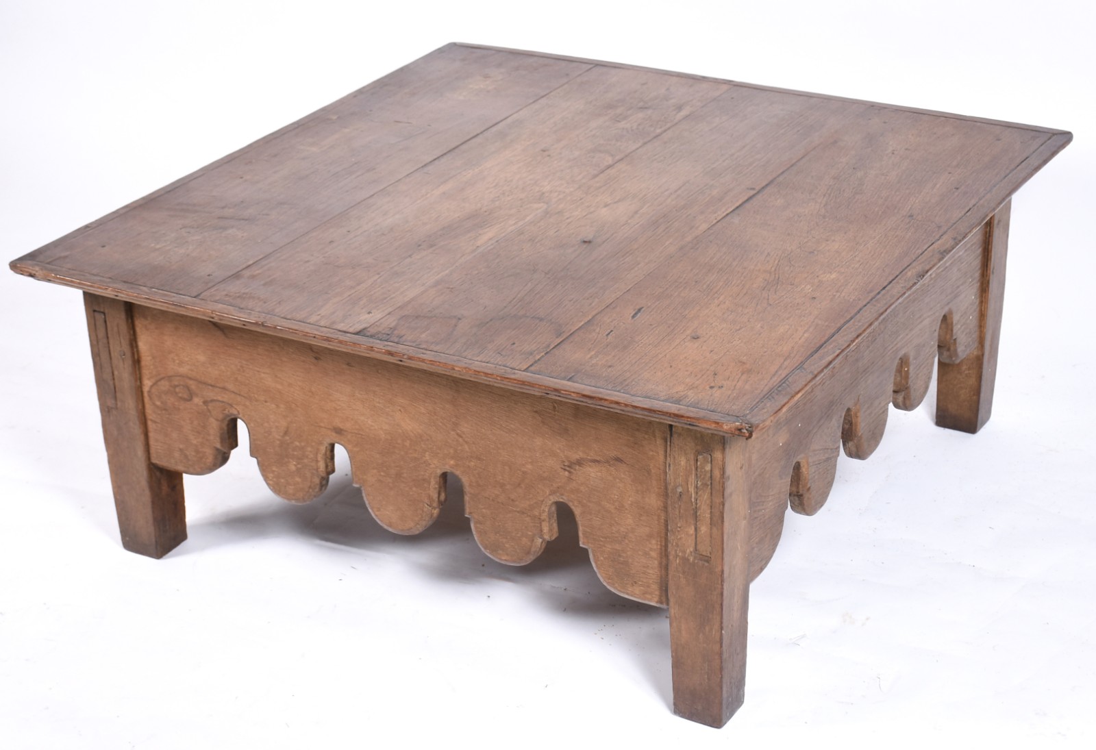 Mesa quadrada de madeira nobre saia recortada em gomos, estilo... - foto 2 de 4
