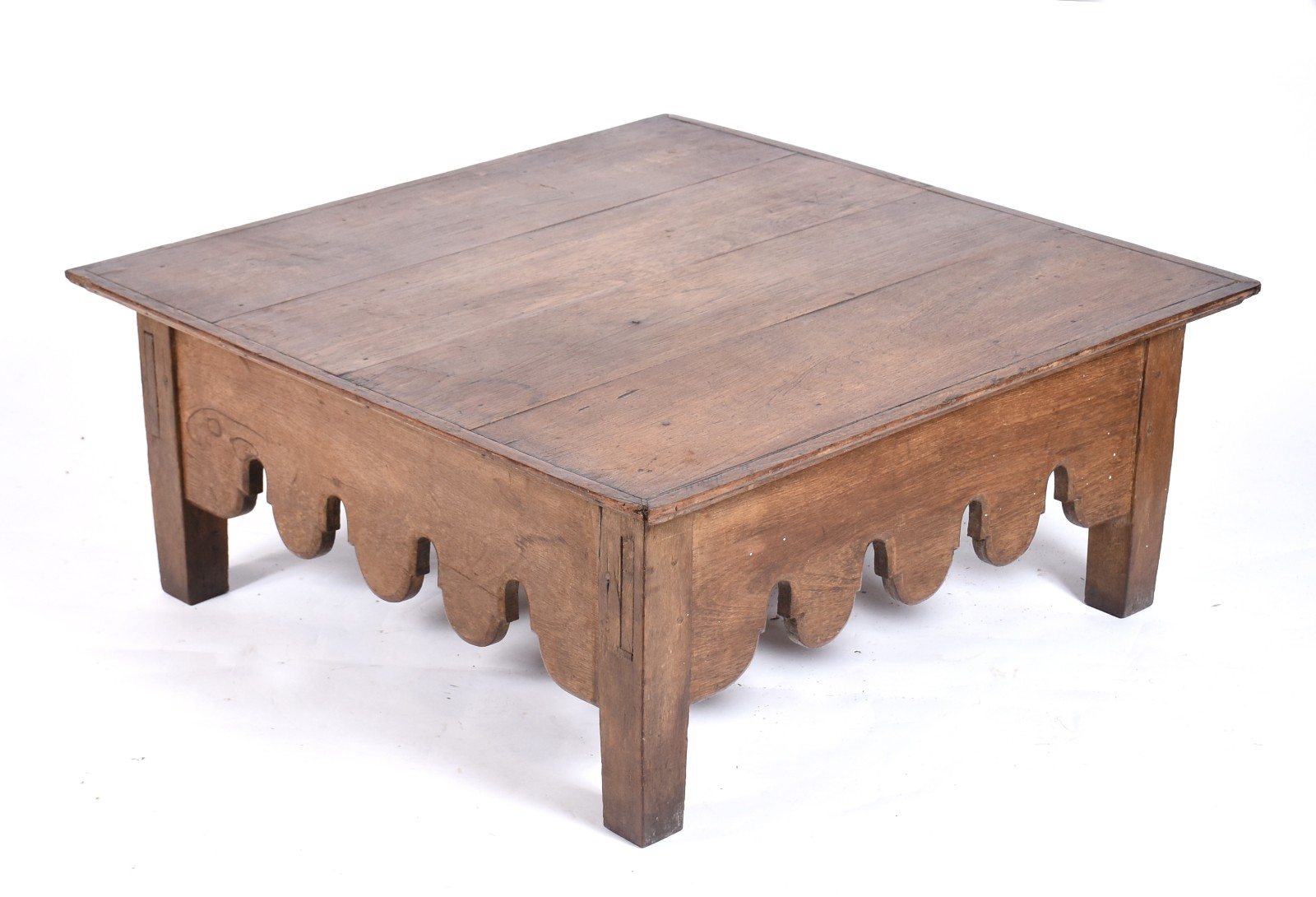 Mesa quadrada de madeira nobre saia recortada em gomos, estilo... - foto 1 de 4