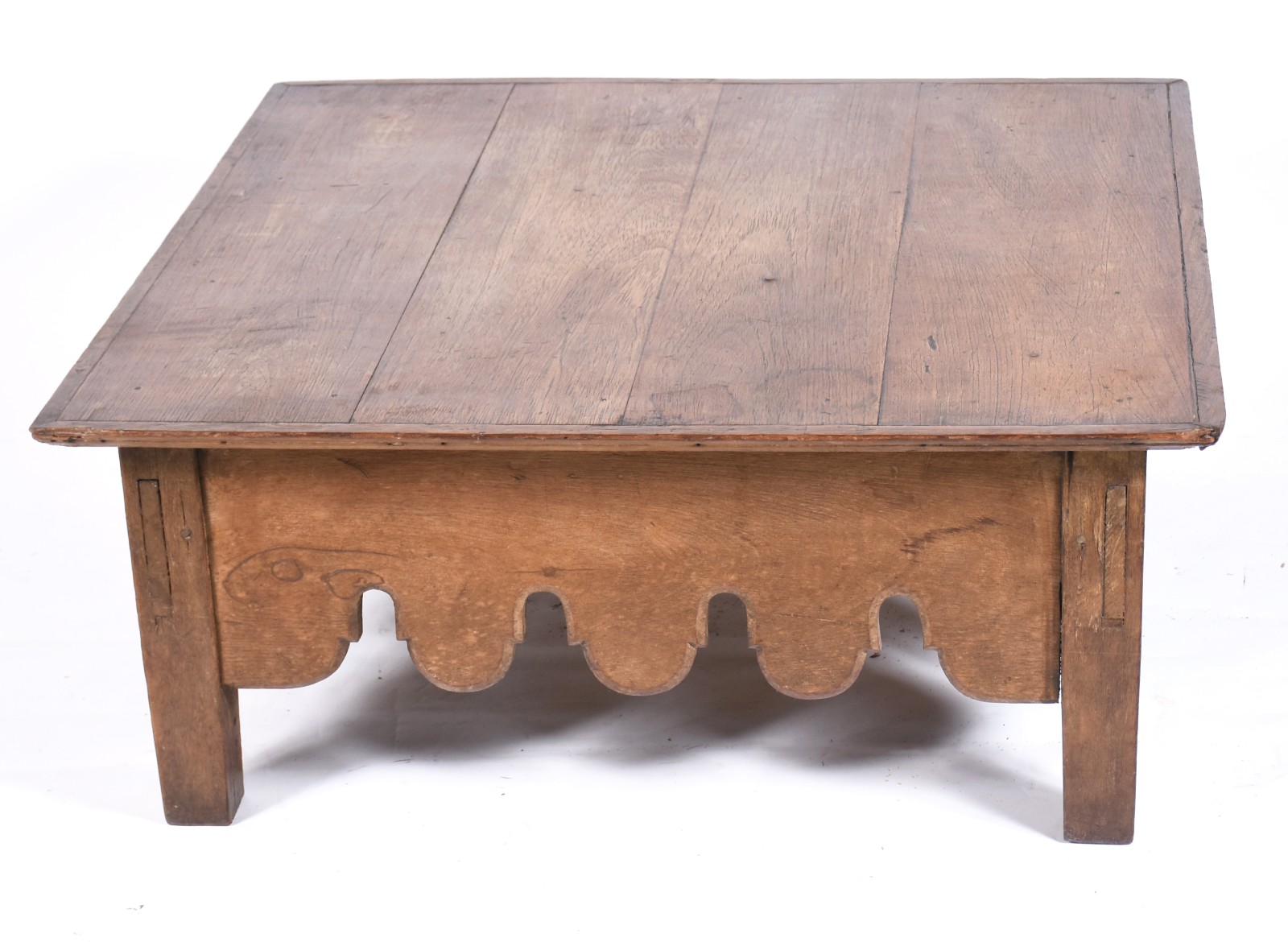 Mesa quadrada de madeira nobre saia recortada em gomos, estilo... - foto 3 de 4