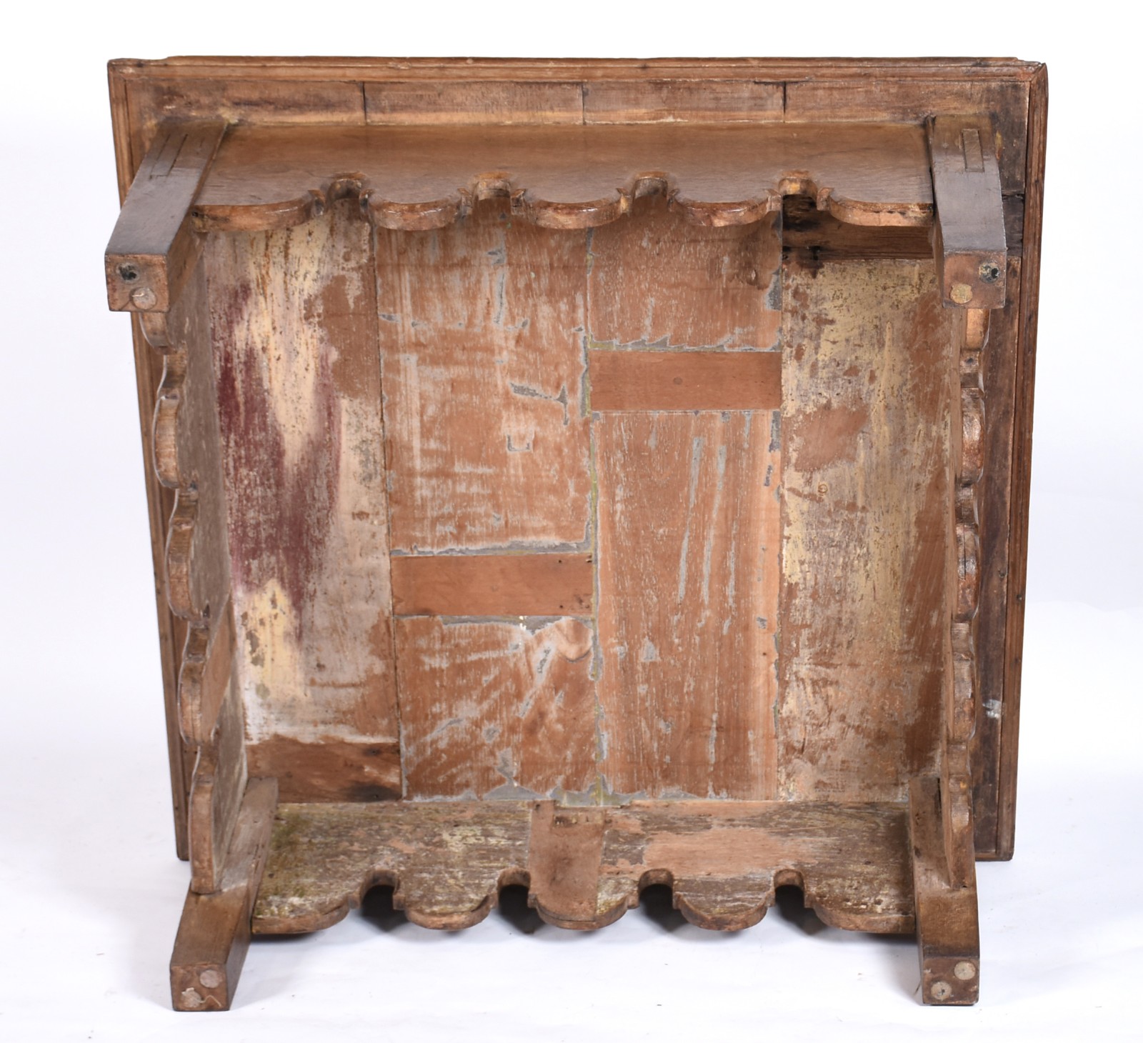 Mesa quadrada de madeira nobre saia recortada em gomos, estilo... - foto 4 de 4