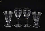 Diversas taças de cristal para licor, sendo 15 ... - Diversas taças de cristal para licor, sendo 15 com lapidação dedão e 12 com lapidação floral. Total 27 peças (com bicados).