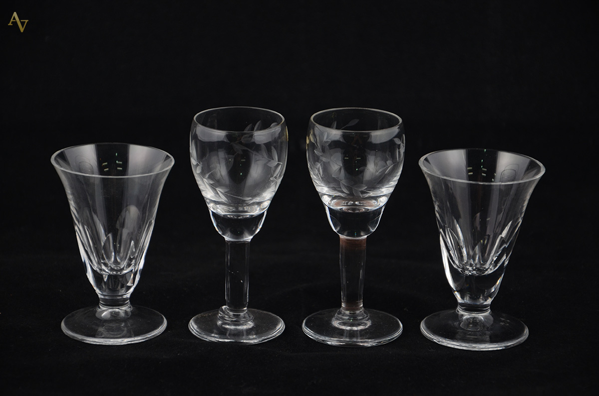 Diversas taças de cristal para licor, sendo 15 com lapidação dedão e...