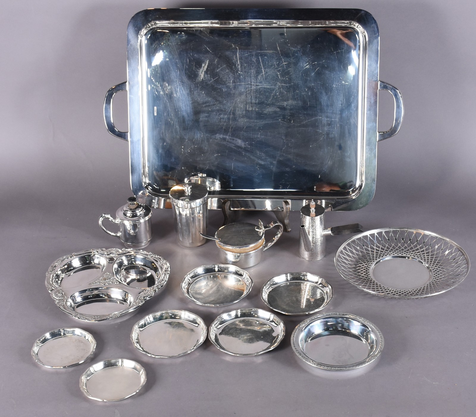 Diversas peças de metal prateado, sendo: bandeja, 6 salvinhas, porta... - foto 2 de 9
