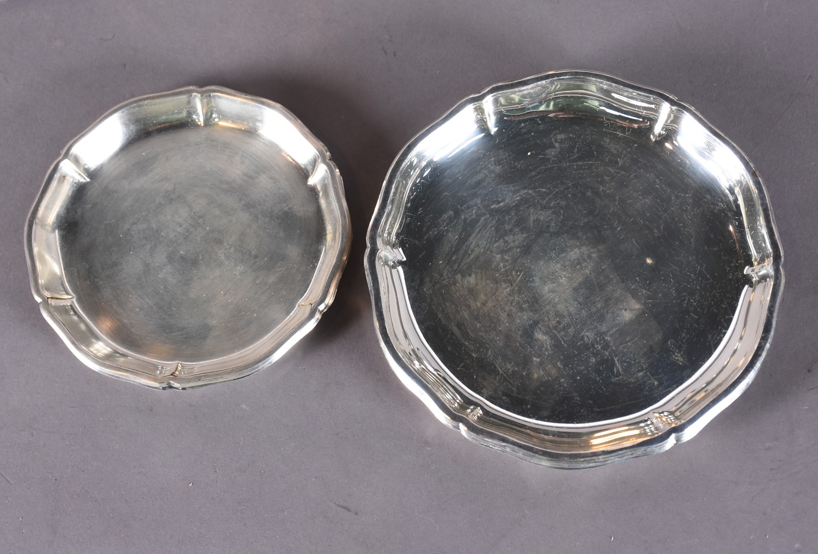 Diversas peças de metal prateado, sendo: bandeja, 6 salvinhas, porta... - foto 9 de 9