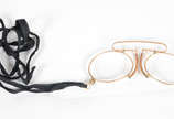 Pince nez de metal dourado, na caixa. - Pince nez de metal dourado, na caixa.
