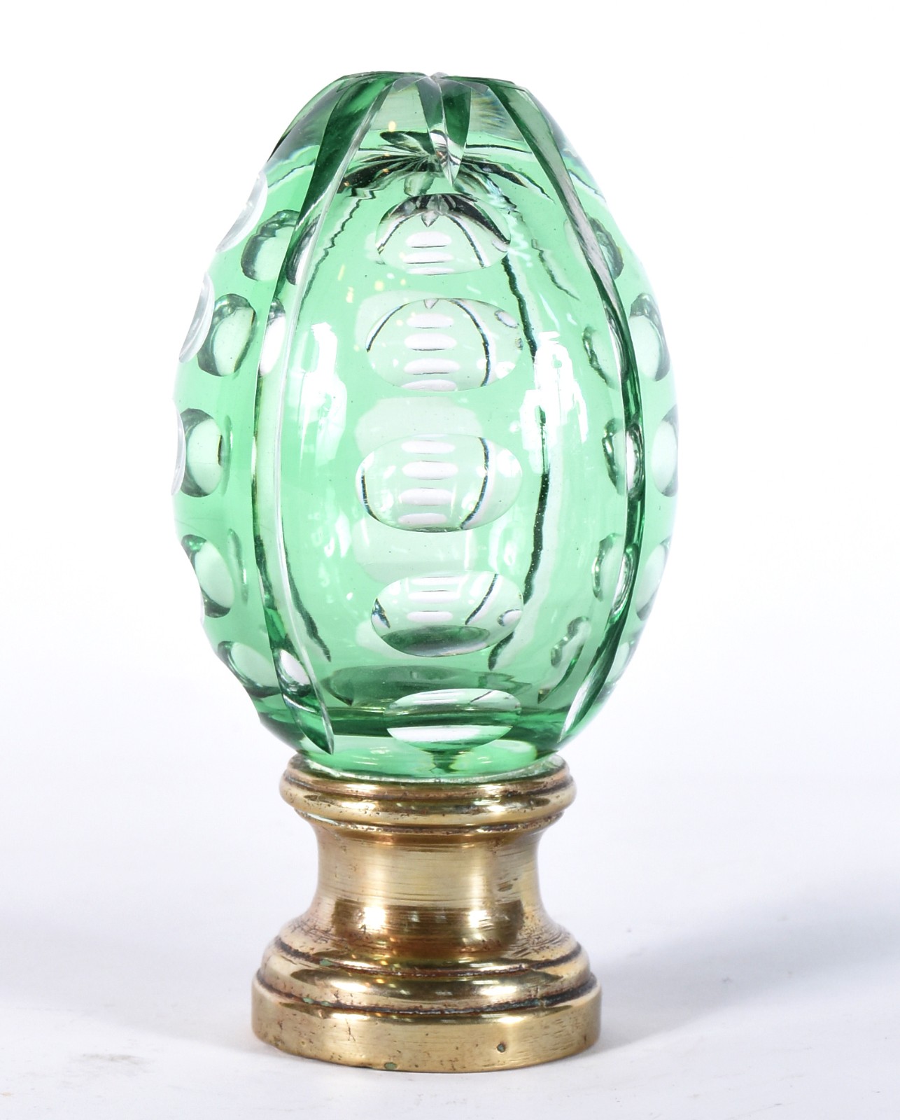 Pinha de cristal doublé verde lapidada em sulcos e frisos, base de... - foto 1 de 3