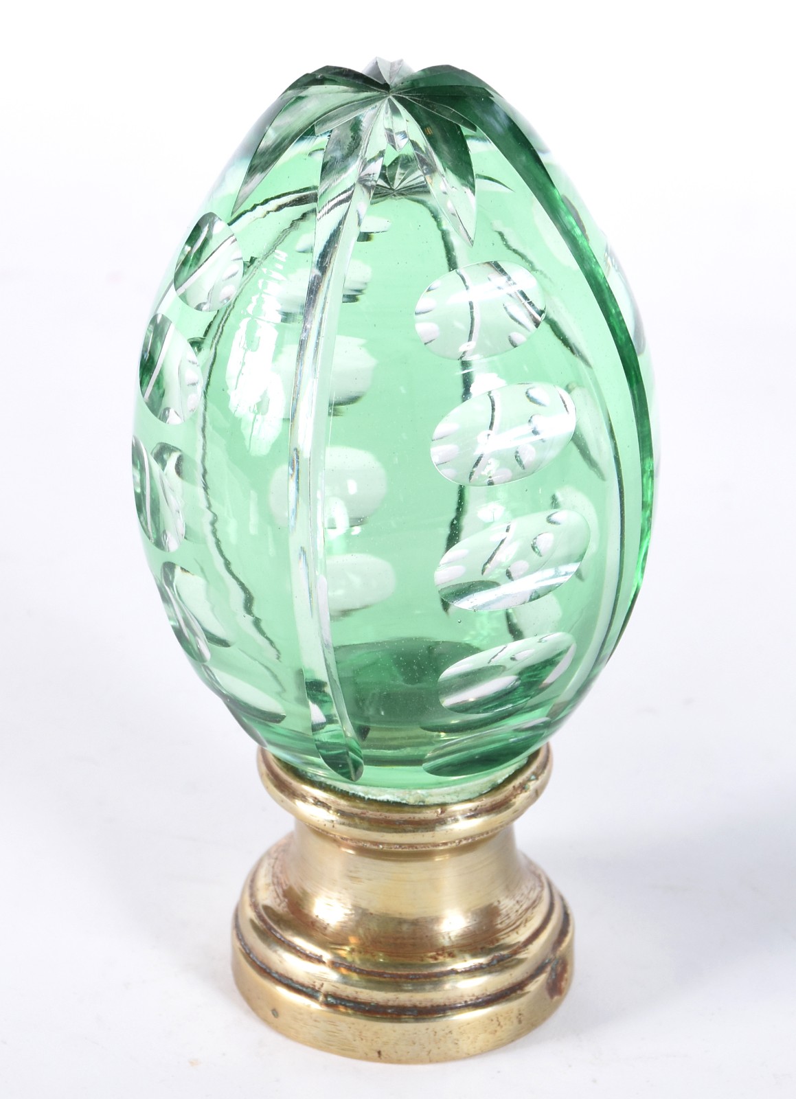 Pinha de cristal doublé verde lapidada em sulcos e frisos, base de... - foto 2 de 3