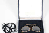 Pince nez de metal dourado, na caixa. - Pince nez de metal dourado, na caixa.