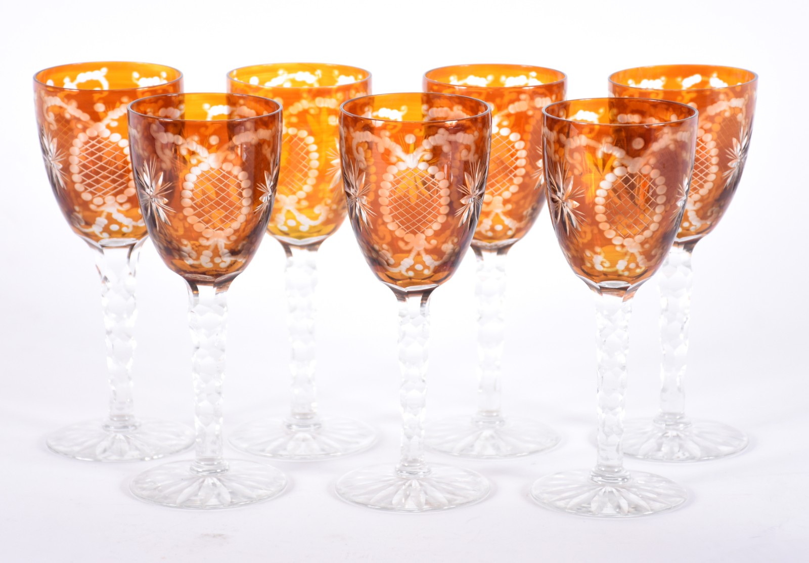 Sete cálices para vinho de cristal doublé âmbar, pés alto lapidados. - foto 1 de 4