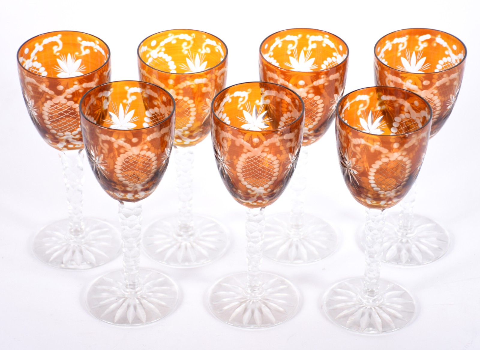 Sete cálices para vinho de cristal doublé âmbar, pés alto lapidados. - foto 2 de 4