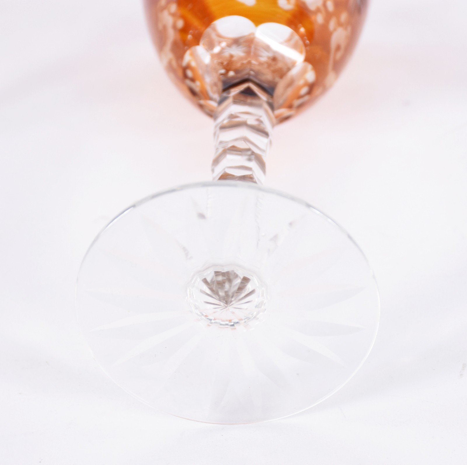 Sete cálices para vinho de cristal doublé âmbar, pés alto lapidados. - foto 4 de 4