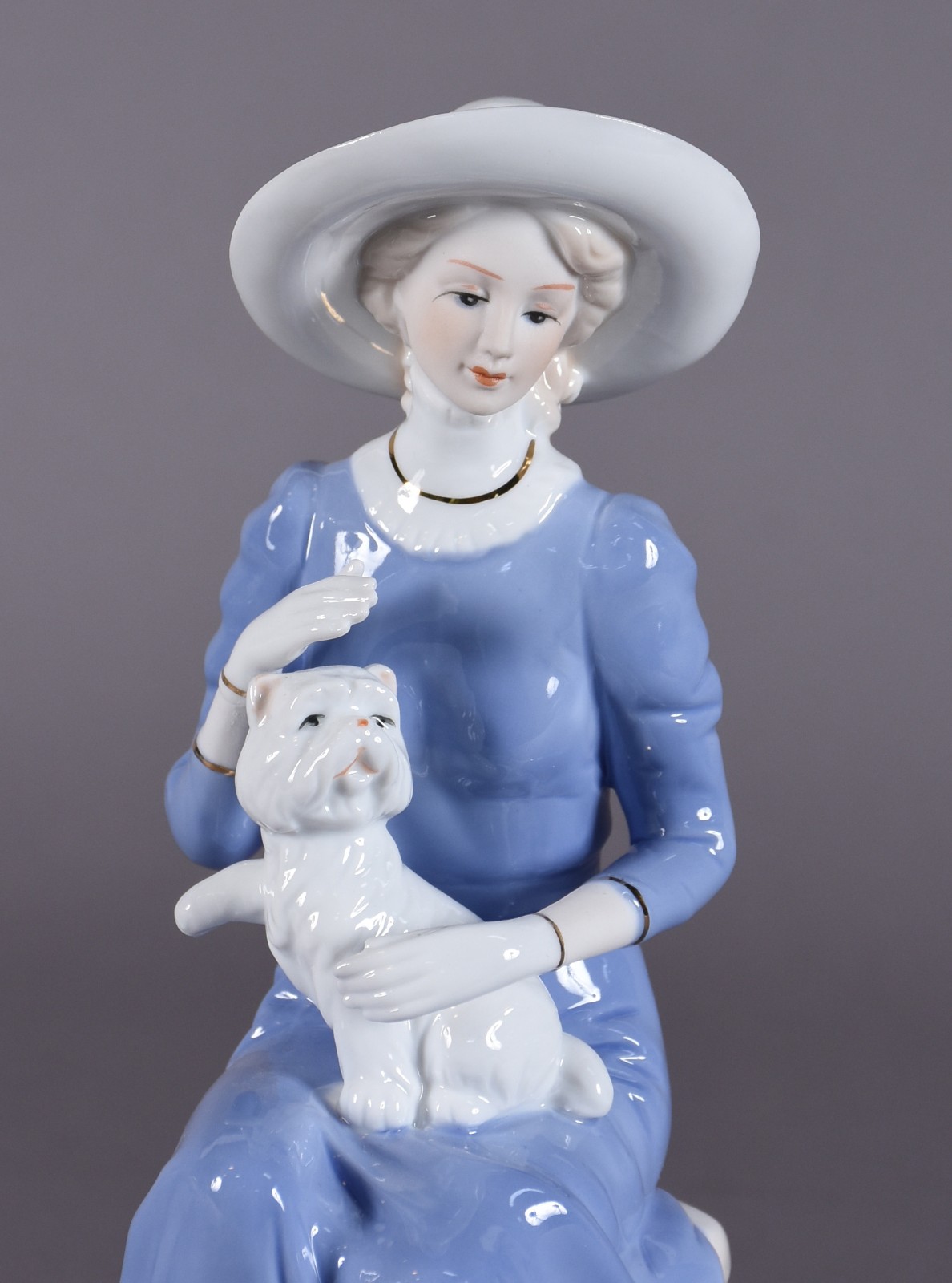 Estatueta de porcelana policromada representando dama com cachorro. - foto 2 de 4