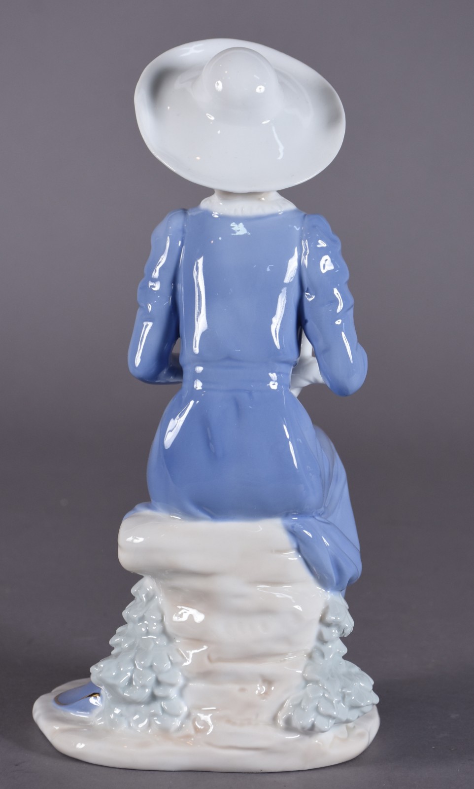 Estatueta de porcelana policromada representando dama com cachorro. - foto 3 de 4