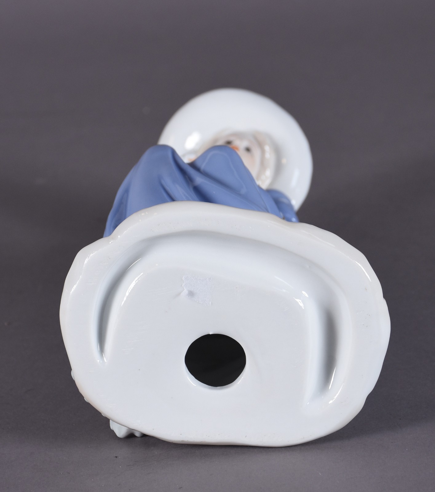 Estatueta de porcelana policromada representando dama com cachorro. - foto 4 de 4