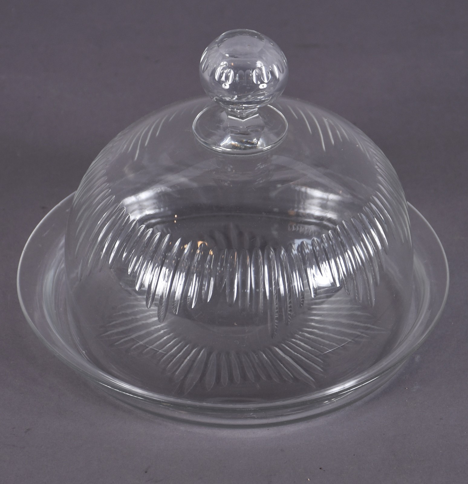 Antiga queijeira de cristal europeu com presentoir lapidado em gomos. - foto 1 de 3