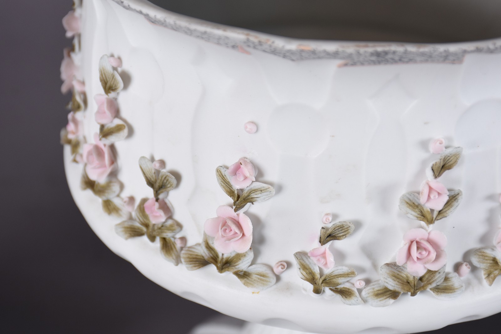Três peças de biscuit branco com flores coloridas em relevo, sendo... - foto 3 de 6