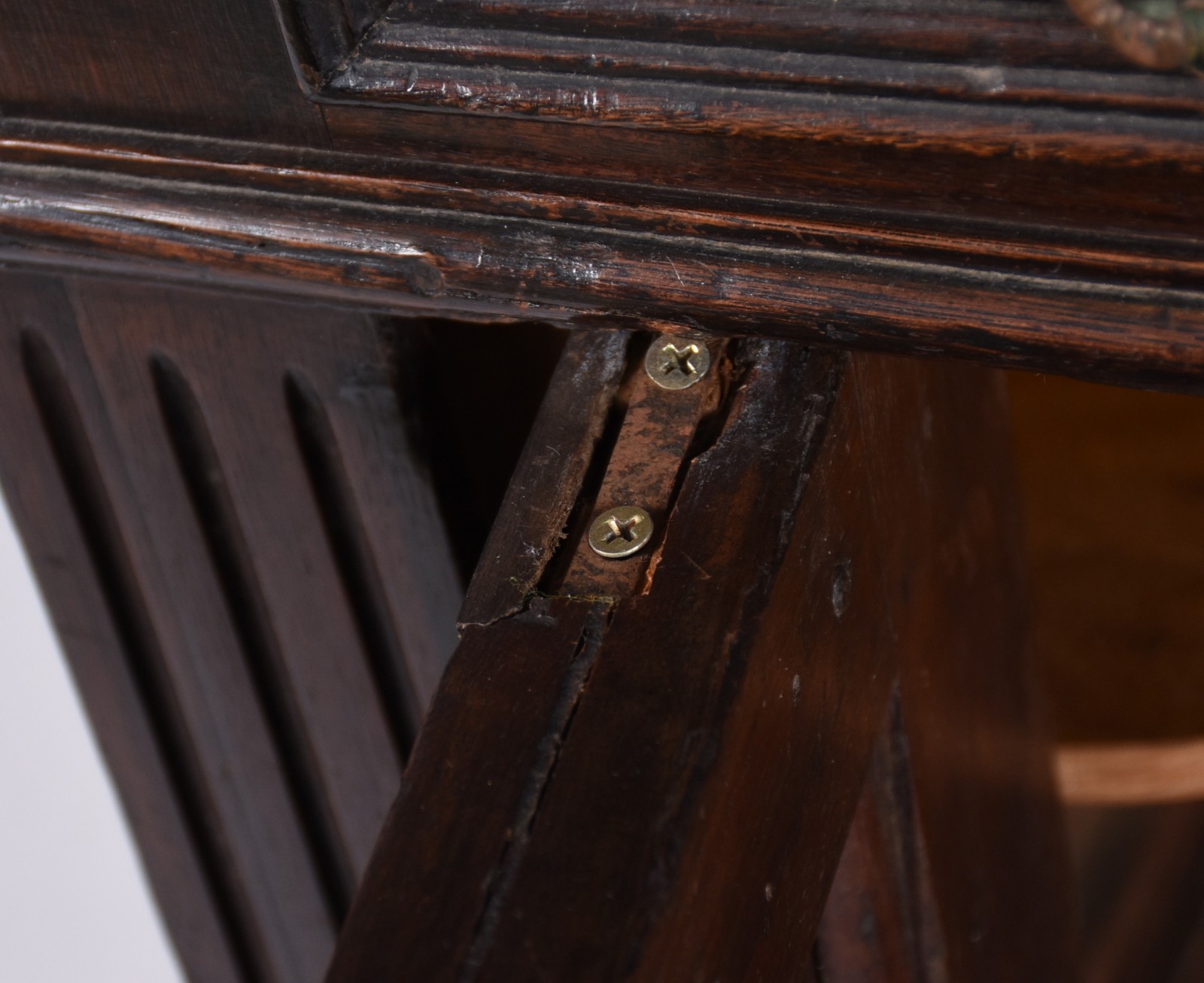 Arca de madeira nobre com 2 portas almofadadas e 2 gavetas com... - foto 4 de 10