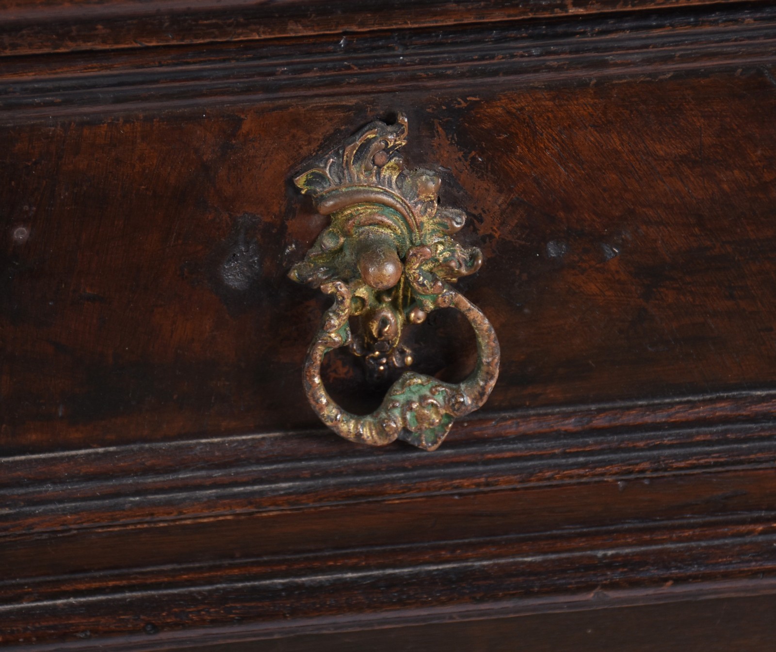 Arca de madeira nobre com 2 portas almofadadas e 2 gavetas com... - foto 5 de 10