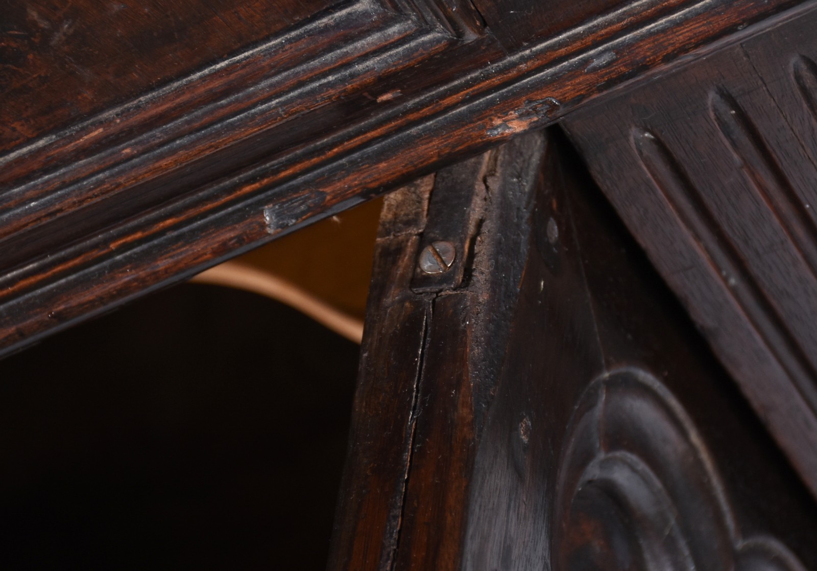 Arca de madeira nobre com 2 portas almofadadas e 2 gavetas com... - foto 10 de 10