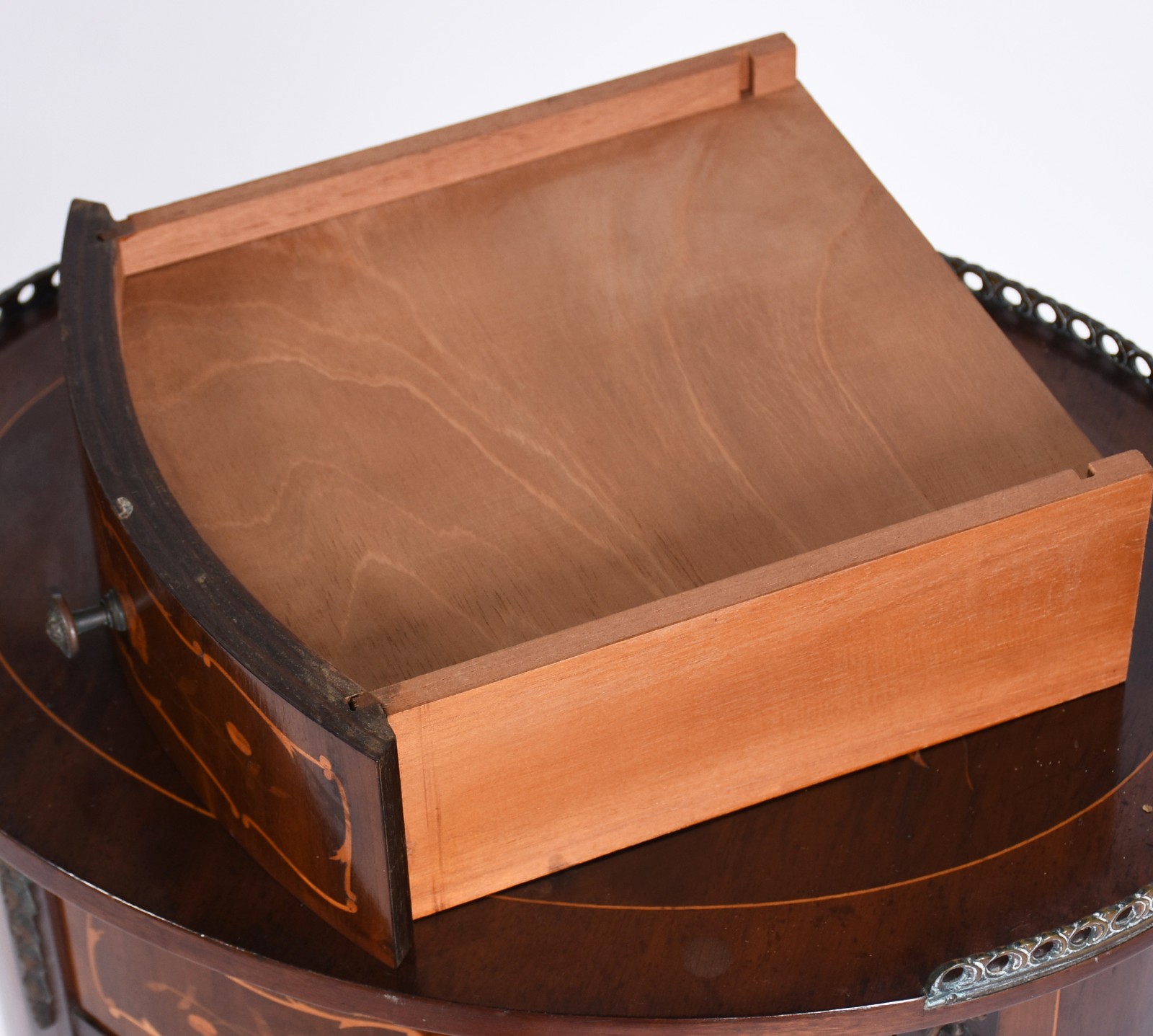 Mesa oval de madeira nobre, estilo frances, trabalho em marqueterie... - foto 4 de 7