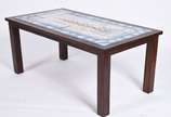 Mesa de centro de madeira nobre, feitio retangu... - Mesa de centro de madeira nobre, feitio retangular com tampo coberto por azulejos do Maranhão em azul e branco com guirlanda floral amarela ao c...
