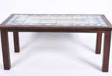 Mesa de centro de madeira nobre, feitio retangu... - Mesa de centro de madeira nobre, feitio retangular com tampo coberto por azulejos do Maranhão em azul e branco com guirlanda floral amarela ao c...