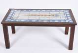 Mesa de centro de madeira nobre, feitio retangu... - Mesa de centro de madeira nobre, feitio retangular com tampo coberto por azulejos do Maranhão em azul e branco com guirlanda floral amarela ao c...