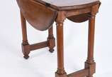 Mesa de madeira nobre com abas, pernas cilíndri... - Mesa de madeira nobre com abas, pernas cilíndricas ligadas por traves retas laterais. Faltando suporte que apoia uma das abas.