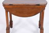 Mesa de madeira nobre com abas, pernas cilíndri... - Mesa de madeira nobre com abas, pernas cilíndricas ligadas por traves retas laterais. Faltando suporte que apoia uma das abas.
