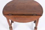 Mesa de madeira nobre com abas, pernas cilíndri... - Mesa de madeira nobre com abas, pernas cilíndricas ligadas por traves retas laterais. Faltando suporte que apoia uma das abas.