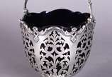 Porta confeitos de prata inglesa século XIX do ... - Porta confeitos de prata inglesa século XIX do prateiro Edward Barnard 1852/3 com interior de cristal na cor azul cobalto. Peso da prata: 300 g ...