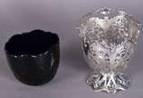 Porta confeitos de prata inglesa século XIX do ... - Porta confeitos de prata inglesa século XIX do prateiro Edward Barnard 1852/3 com interior de cristal na cor azul cobalto. Peso da prata: 300 g ...