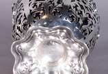 Porta confeitos de prata inglesa século XIX do ... - Porta confeitos de prata inglesa século XIX do prateiro Edward Barnard 1852/3 com interior de cristal na cor azul cobalto. Peso da prata: 300 g ...