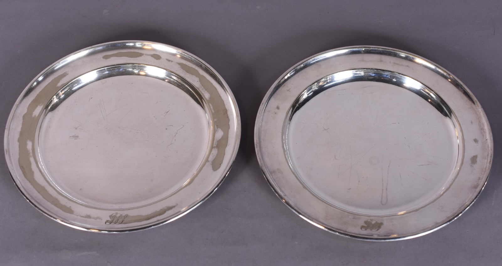 Par de pratos monogramados de metal inglês do prateiro Elkington... - foto 1 de 6