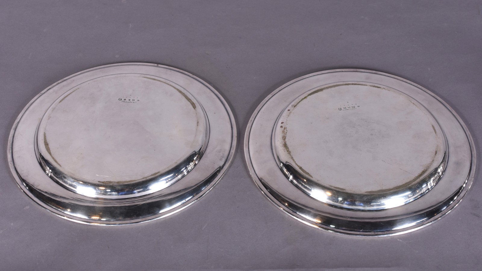 Par de pratos monogramados de metal inglês do prateiro Elkington... - foto 2 de 6