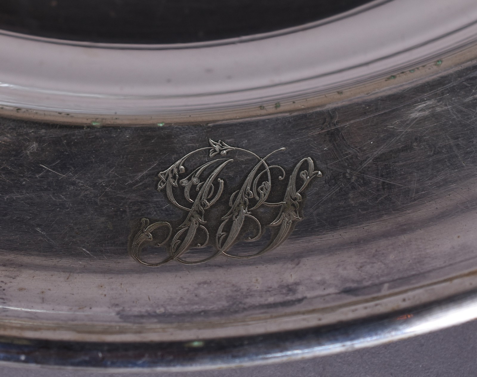 Par de pratos monogramados de metal inglês do prateiro Elkington... - foto 3 de 6