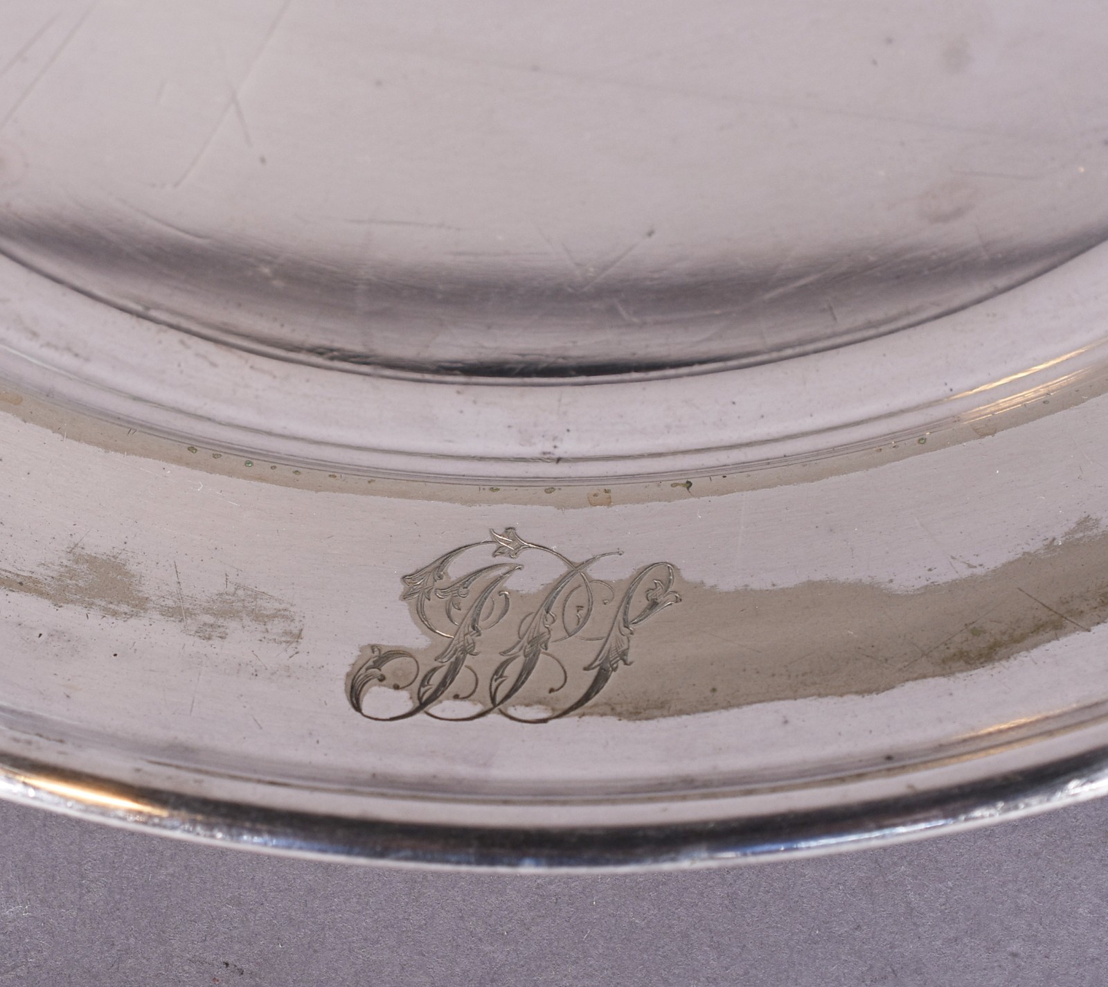 Par de pratos monogramados de metal inglês do prateiro Elkington... - foto 4 de 6