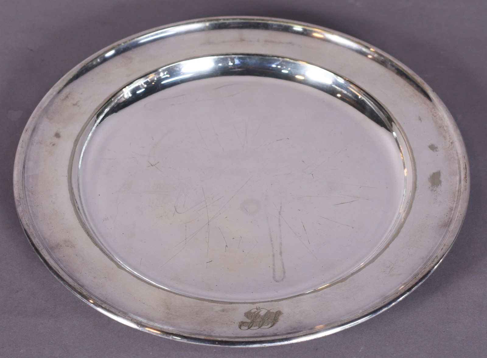 Par de pratos monogramados de metal inglês do prateiro Elkington... - foto 6 de 6