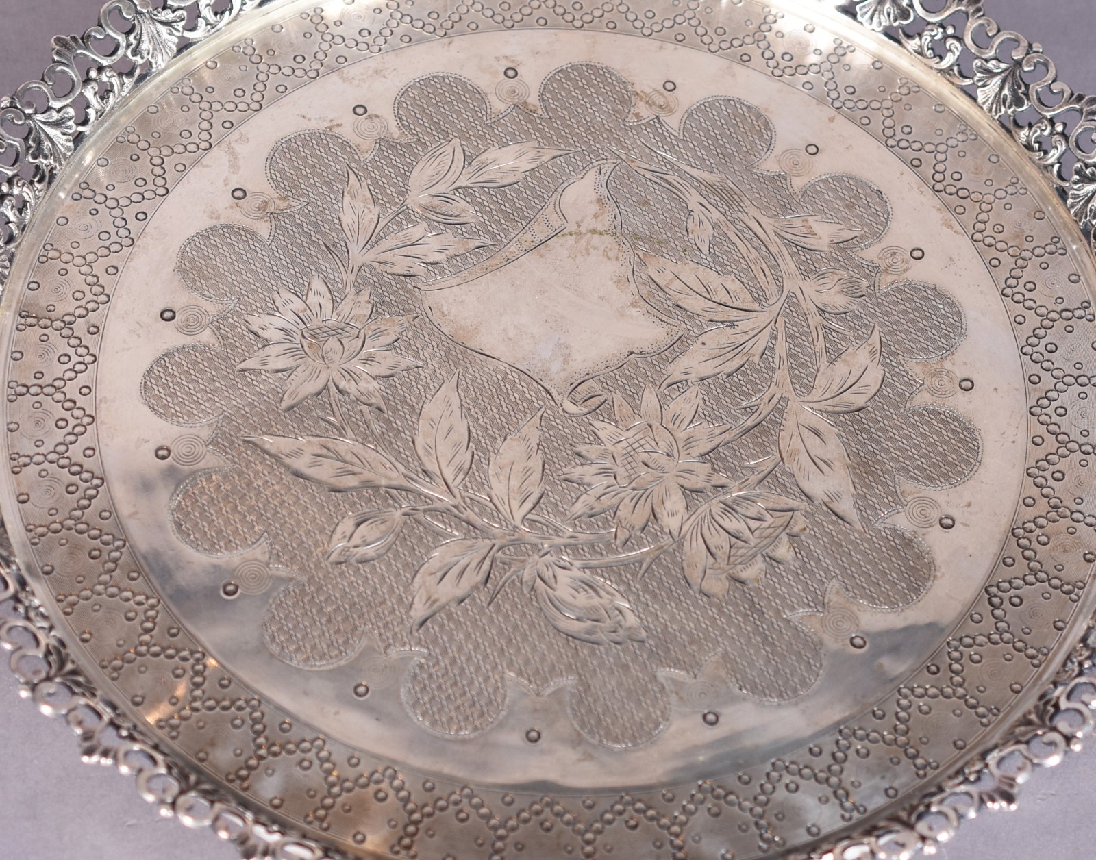 Salva de prata brasileira, fundo com decoração floral e borda com... - foto 2 de 6