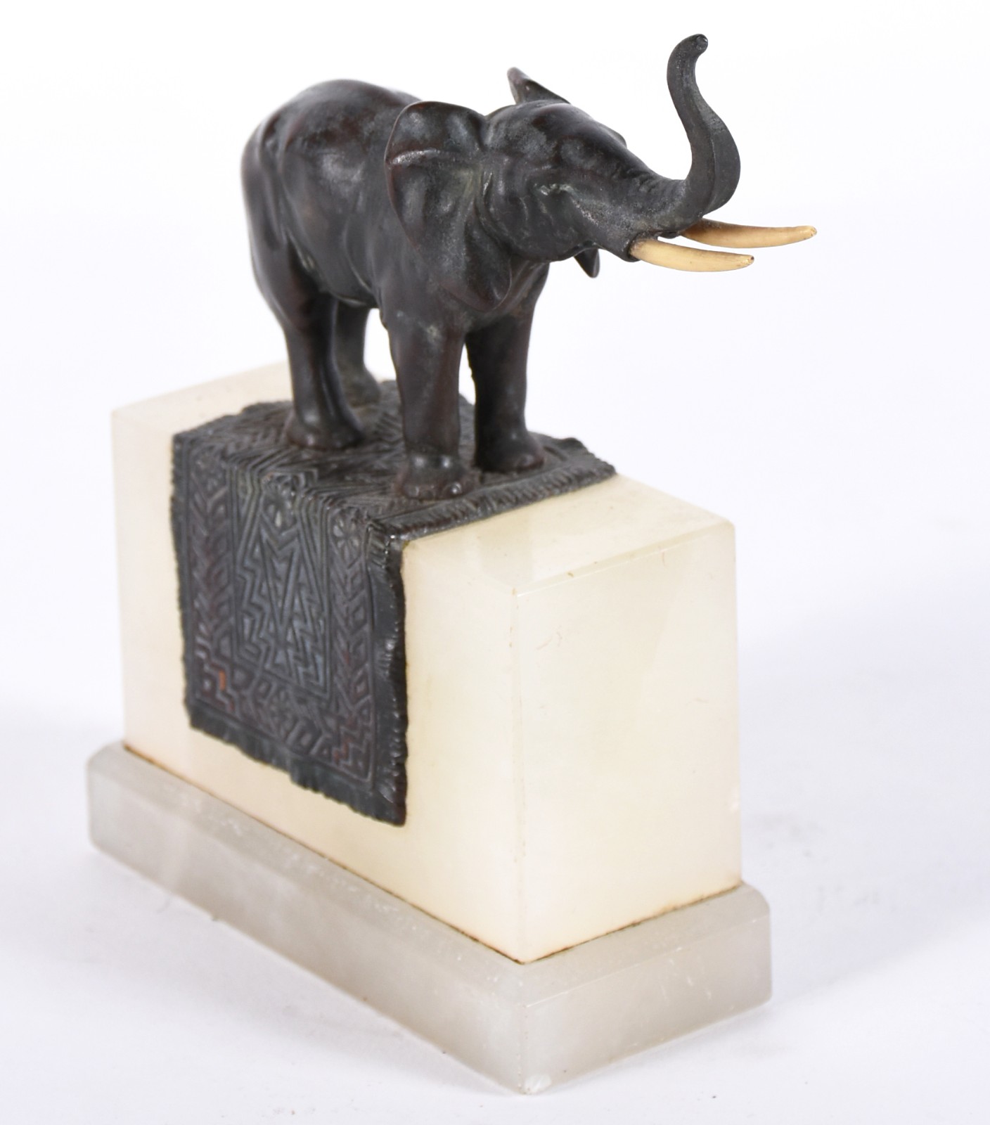 Escultura representando elefante de bronze com base alta de ônix. - foto 1 de 5