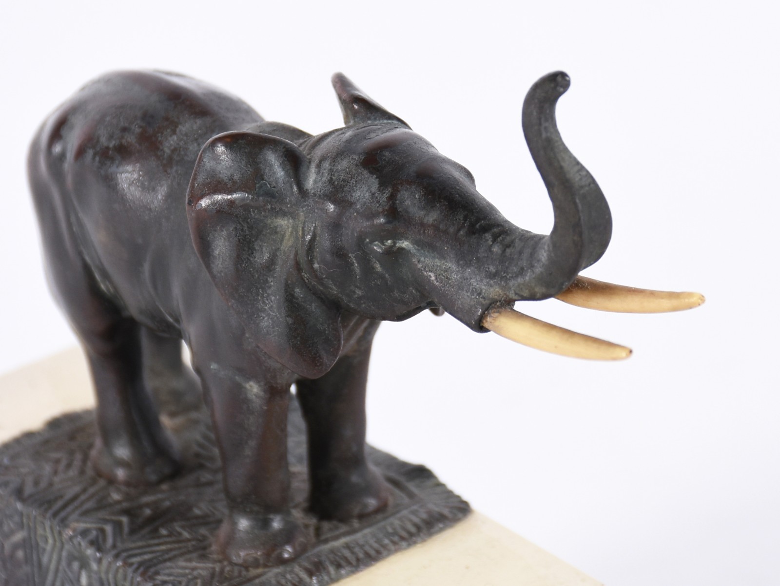 Escultura representando elefante de bronze com base alta de ônix. - foto 2 de 5
